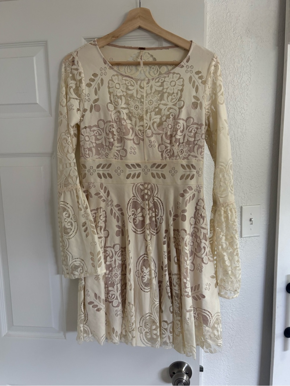 Free People lace cream bell sleeve dress size 6